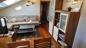 ein Wohnzimmer mit einem Sofa und einem TV in der Unterkunft Apart 52 m2 en Sabaris-Baiona in Baiona