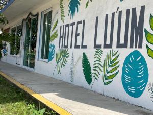 un bâtiment avec une fresque sur son côté dans l'établissement Hotel Lu'um, à Tecolutla