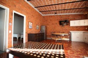 een kamer met een keuken en een tafel in een kamer bij Mama Chuy Hotel & Villas in San Juan Cosalá