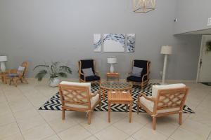 Posezení v ubytování Fabulous ocean and beach views with top complex amenities