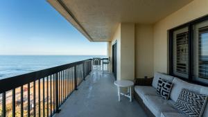 Balkón nebo terasa v ubytování Oceanfront spectacular views with direct beach and pool access!