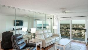 Posezení v ubytování Oceanfront spectacular views with direct beach and pool access! + 25 fotografií