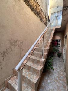eine Reihe von Treppen in einem Gebäude mit Geländer in der Unterkunft Cantinho da Irene III in Aparecida