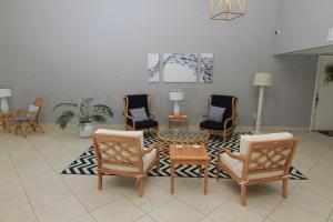 Posezení v ubytování Oceanfront spectacular views with direct beach and pool access!