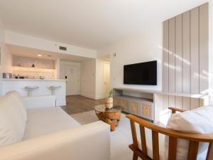 TV a/nebo společenská místnost v ubytování Bentley Hotel South Beach