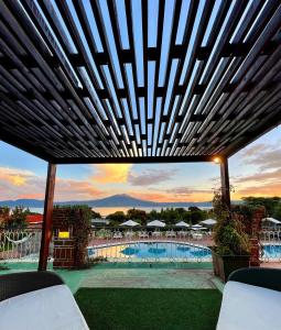 - une vue depuis la terrasse d'un complexe avec piscine dans l'établissement Mama Chuy Hotel & Villas, à San Juan Cosalá