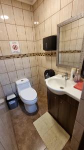 łazienka z toaletą i umywalką w obiekcie Hostal Magnolia w mieście Los Ángeles