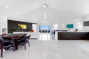 Lovely 4-Bed Villa in Anguilla في Long Path: مطبخ كبير وغرفة معيشة مع طاولة وكراسي