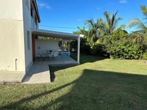 La caraïbe dans la station balnéaire في سانت فرانسوا: منزل مع فناء وساحة عشبية