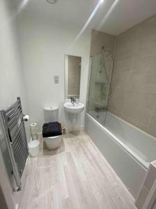 y baño con aseo, lavabo y ducha. en Beautiful Modern Tranquil Two Bedroom Apartment en Swanscombe