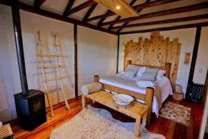 En eller flere senge i et værelse på Snow Valley Eco Lodge