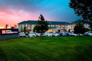 een hotel met auto's geparkeerd op een parkeerplaats bij Hilton Garden Inn Tri-Cities/Kennewick in Kennewick