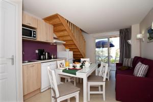 A kitchen or kitchenette at Résidence Odalys Le Mas des Alpilles