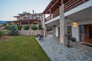 duży dom z trawnikiem przed nim w obiekcie Guesthouse Diochri w mieście Trikala Korinthias