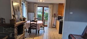cocina con mesa y cocina con ventana en Tranquility - Your home Away, en Grez-Doiceau