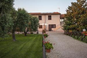 a house with a yard with plants and trees at Agrimare I Pavoni in Montalto di Castro