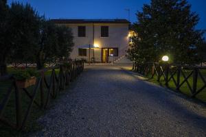 una casa por la noche con una valla delante de ella en Agrimare I Pavoni, en Montalto di Castro