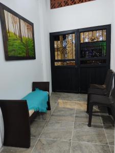 Descanso y tranquilidad في سانتا في دي أنتيوكيا: غرفة بها أريكة وباب به زجاج ملون