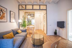 バルセロナにある22ROS1064- Nuevo y Super luminoso apartamento en Poble Secのリビングルーム(ソファ、テーブル付)