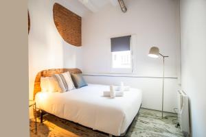 Un dormitorio blanco con una cama blanca y una ventana en 22ROS1064- Nuevo y Super luminoso apartamento en Poble Sec en Barcelona