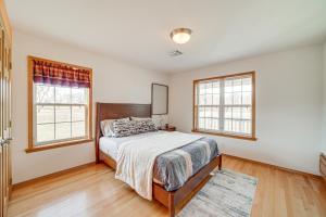 Ένα ή περισσότερα κρεβάτια σε δωμάτιο στο Game Room and Large Yard Vinita Farmhouse!