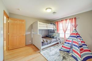 1 dormitorio con litera y escalera en Family Home in Vinita with Fire Pit and Game Room!, en Vinita