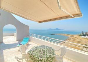balcón con mesa, sillas y vistas al océano en Vue Mer Époustouflante en La Goleta