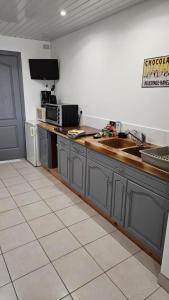 una cucina con lavandino e piano di lavoro di Logement au calme, avec vue dégagée a Ardoix