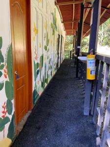 un couloir vide d'une gare avec un couloir dans l'établissement Hostal Las Mariposas Minca, à Minca