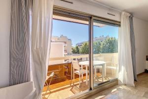 Балкон или терраса в Spacieux studio à 150m de la plage 2 terrasses