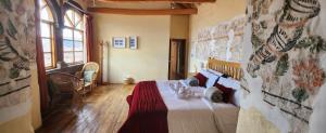 A bed or beds in a room at Loki Cusco
