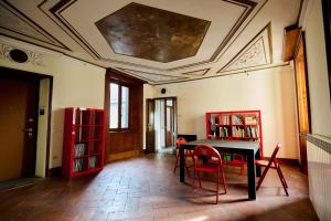 comedor con mesa, sillas y techo en Casa Marianna - Città Alta - Appartamento Affrescato - Bergamo, en Bérgamo