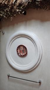 un plato en una pared con una foto en ella en Casa Maya Tolok - Alberca - Wifi-Starlink - Tour Sustentabilidad, en Izamal