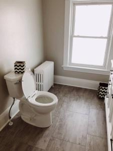 uma casa de banho com um WC e uma janela em Magnolia LLC short term rentals private room on the second floor em Fergus Falls