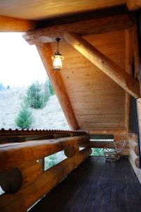 un techo de una cabaña de madera con una luz encendida en Mi Chalet, en Vatra Dornei