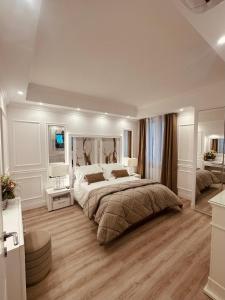 ein großes Schlafzimmer mit einem großen Bett und einem Spiegel in der Unterkunft 6 AL TOP in Rom