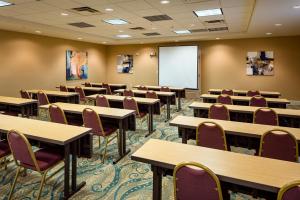 een leeg klaslokaal met tafels en stoelen en een whiteboard bij Hilton Garden Inn Tri-Cities/Kennewick in Kennewick