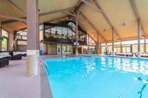 ein großer Pool in einem großen Gebäude in der Unterkunft Horseshoe Valley Suites - The Pine in Shanty Bay