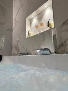 ein Bad mit einer Badewanne mit Wasser in der Unterkunft 6 AL TOP in Rom