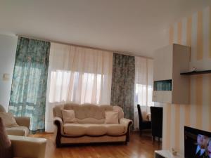 Ruang duduk di Apartman SM
