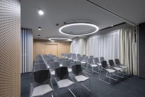 einen Konferenzraum mit einer Reihe von Stühlen in der Unterkunft Occidental Ljubljana in Ljubljana