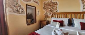A bed or beds in a room at Loki Cusco