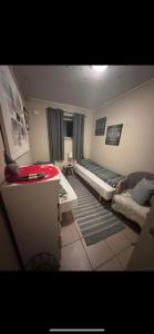 Habitación pequeña con 2 camas y barra. en Tromsø, en Tromsø