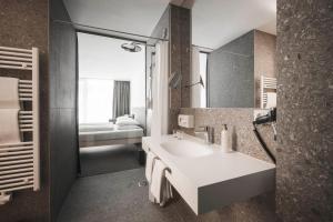 索尔登Sportlers Lodge Sölden lifestyle-lässig-anders的带水槽和大镜子的浴室