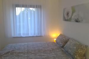 1 dormitorio con cama y ventana en Ankommen und wohlfühlen 2 en Bad Bergzabern