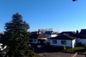 una casa blanca con un árbol en un patio en Ankommen und wohlfühlen 2 en Bad Bergzabern