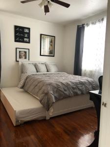 1 dormitorio con 1 cama y ventilador de techo en Cozy 2 bedroom 1 bath unit en Anderson