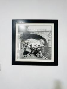 uma imagem a preto e branco de uma ponte em CASA AMBAR em Tijuana