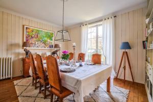 - une salle à manger avec une table et des chaises dans l'établissement Sublime family home in Versailles - Welkeys, à Versailles