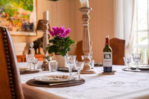 - une table avec une bouteille de vin et des verres dans l'établissement Sublime family home in Versailles - Welkeys, à Versailles